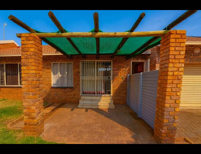 2 BEDROOM TOWNHOUSE FOR SALE IN PIERRE VAN RYNEVELD